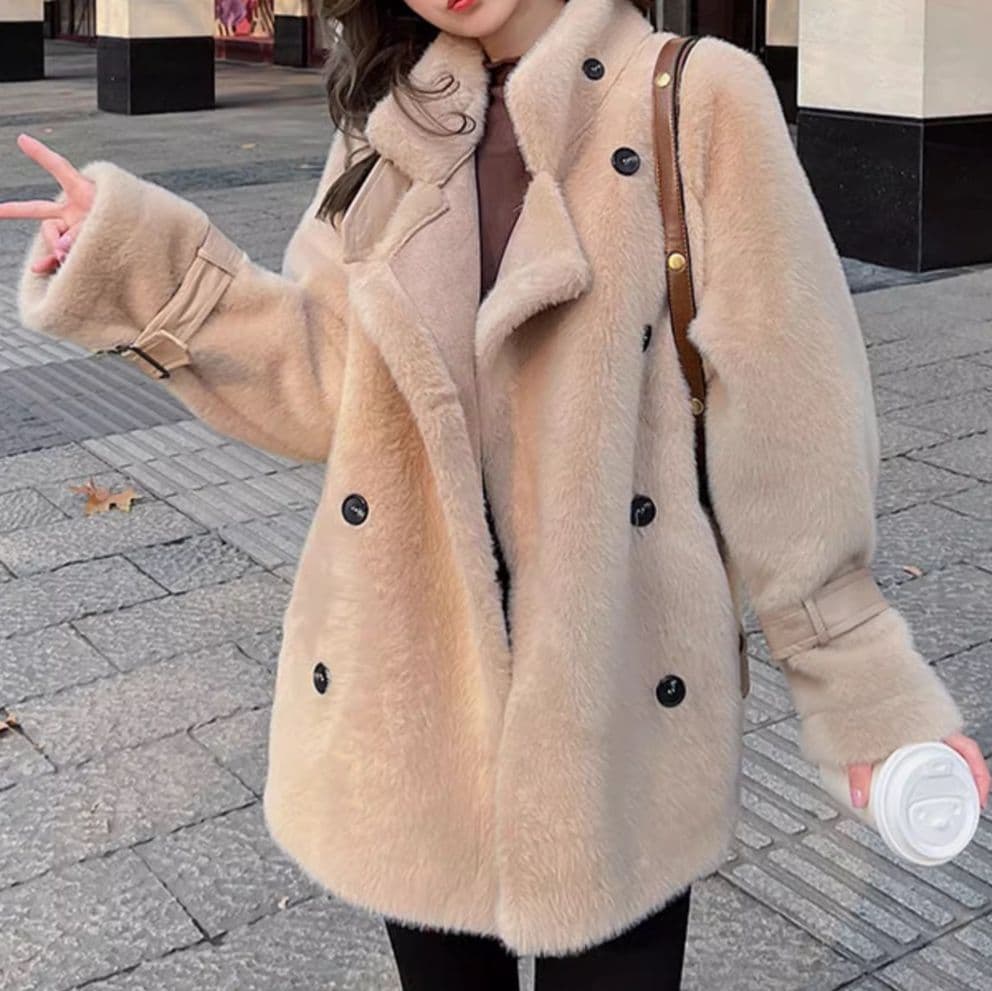 大人かわいい服 ボア素材ダブルボタンミドル丈コート