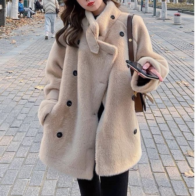 大人かわいい服 ボア素材ダブルボタンミドル丈コート