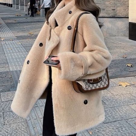 大人かわいい服 ボア素材ダブルボタンミドル丈コート