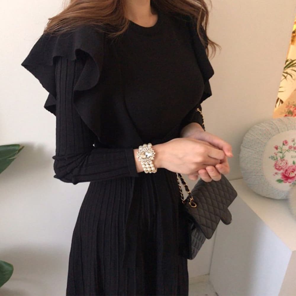 大人かわいい服 肩フリルプリーツニットワンピース