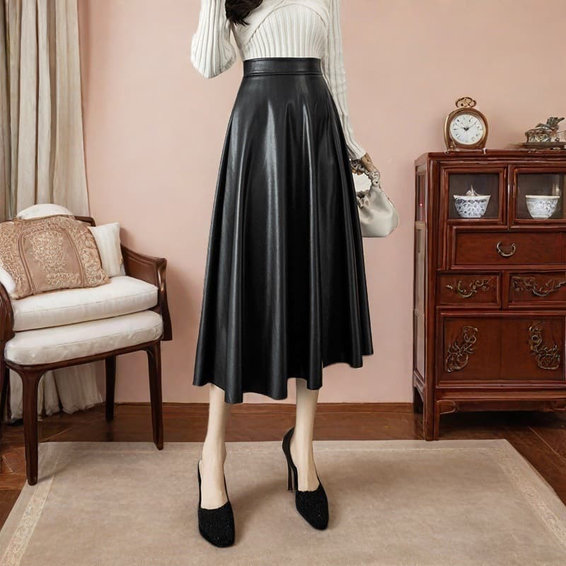 大人かわいい服 上品な光沢合成皮革フレアロングスカート