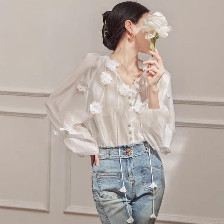 大人かわいい服 花びらあしらい シアーブラウス