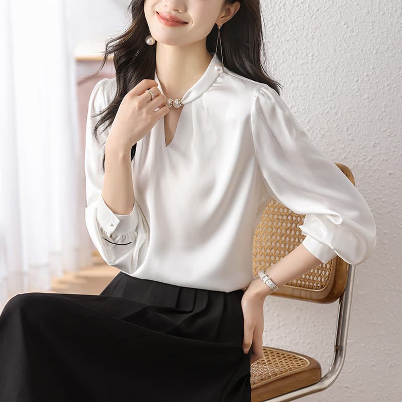 大人かわいい服 真珠調アクセントの上品ブラウス