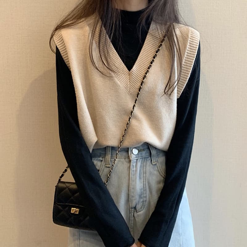 大人かわいい服 深めブイネックニットベスト