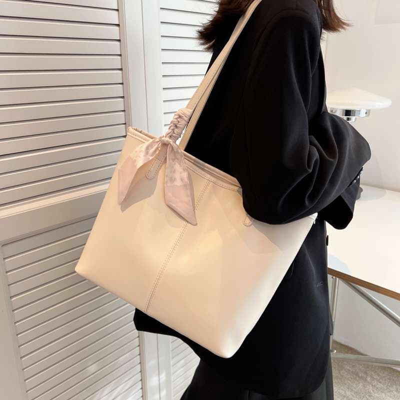 大人かわいい 上品リボンのハンドバッグ