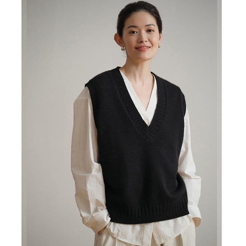 大人かわいい服 深めブイネックニットベスト