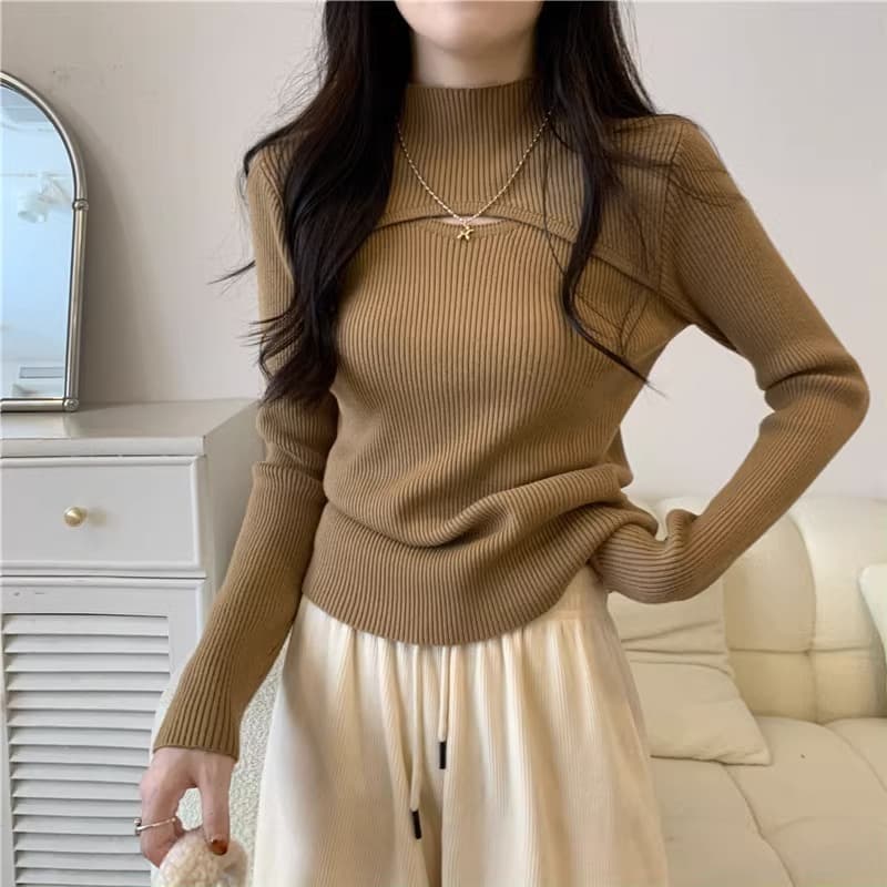 大人かわいい服 胸元開きリブニットハイネックトップス