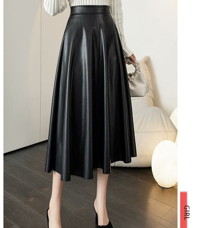 大人かわいい服 上品な光沢合成皮革フレアロングスカート