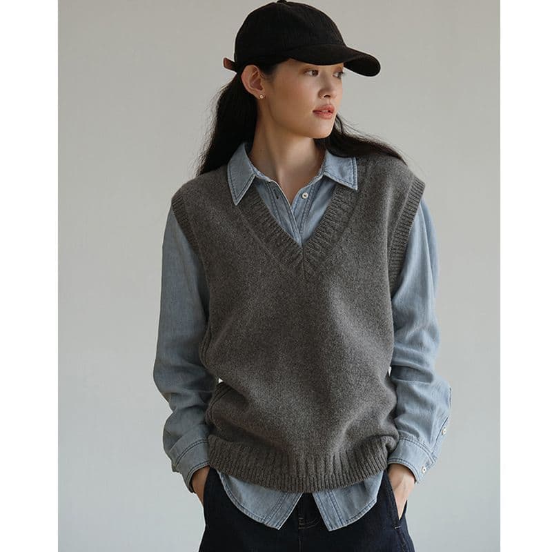 大人かわいい服 深めブイネックニットベスト