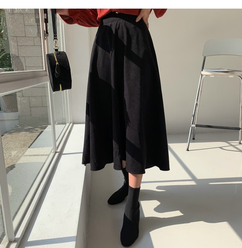 大人かわいい服 光沢素材のエレガントフレアロングスカート