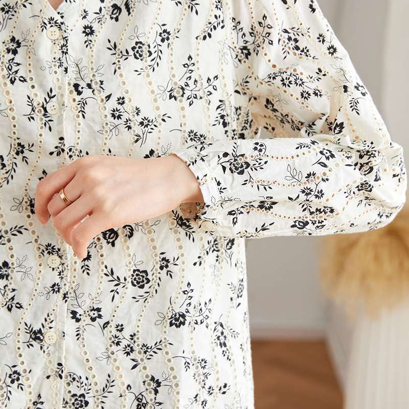 大人かわいい服 上品花柄フリルスリーブブラウス