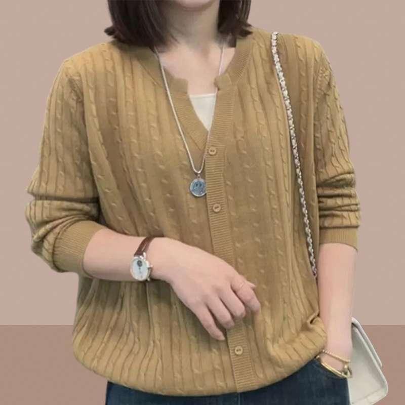 大人かわいい服 上品ケーブル編みのゆったりカーディガン