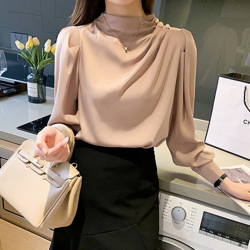 大人かわいい服 ボタンビジュー付きハイネックボリューム袖ブラウス