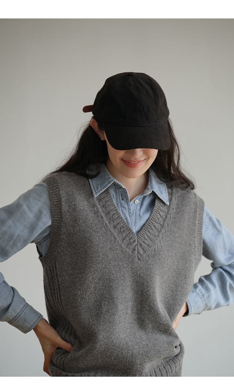 大人かわいい服 深めブイネックニットベスト