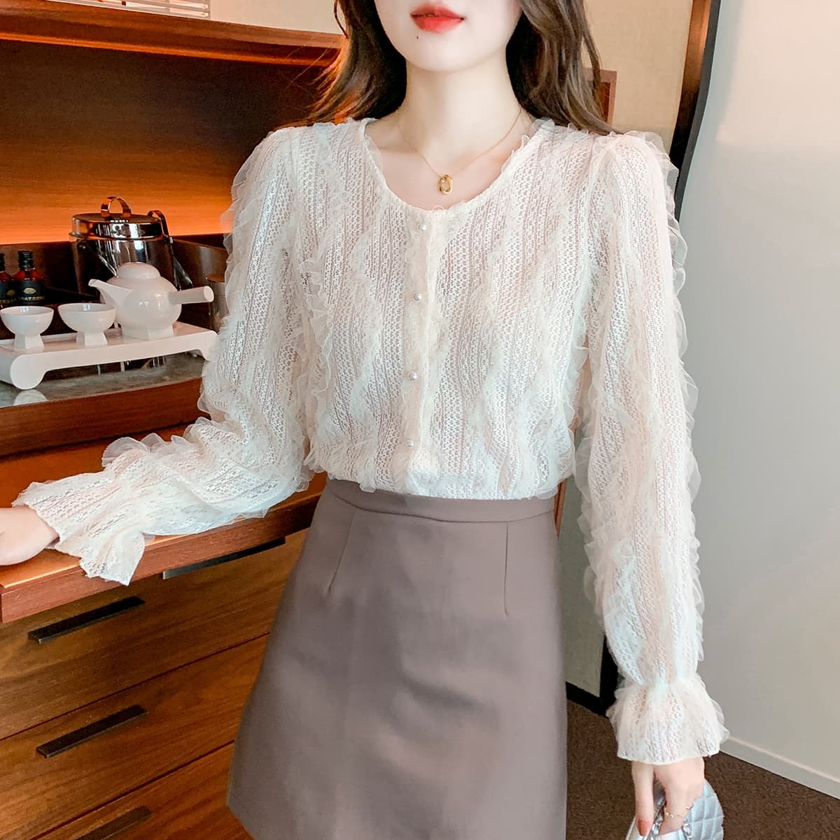 大人かわいい服 レース編みふんわり袖ブラウス