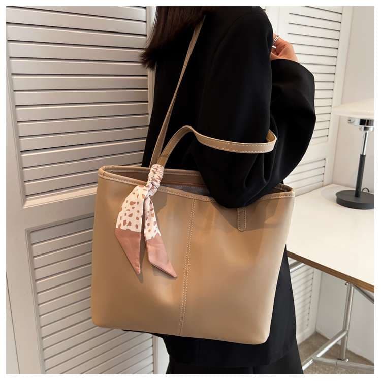 大人かわいい 上品リボンのハンドバッグ