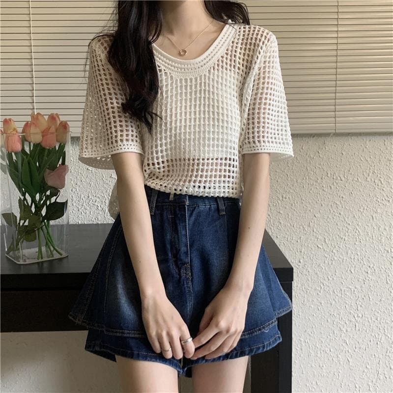 大人かわいい服 透かし編み丸首ニットトップス