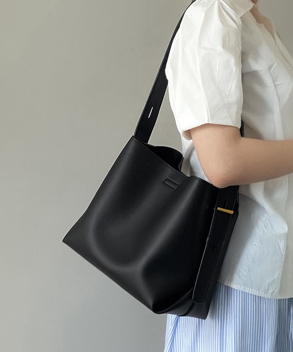 大人かわいい服 黒色合成皮革ショルダーバッグ 通勤通学
