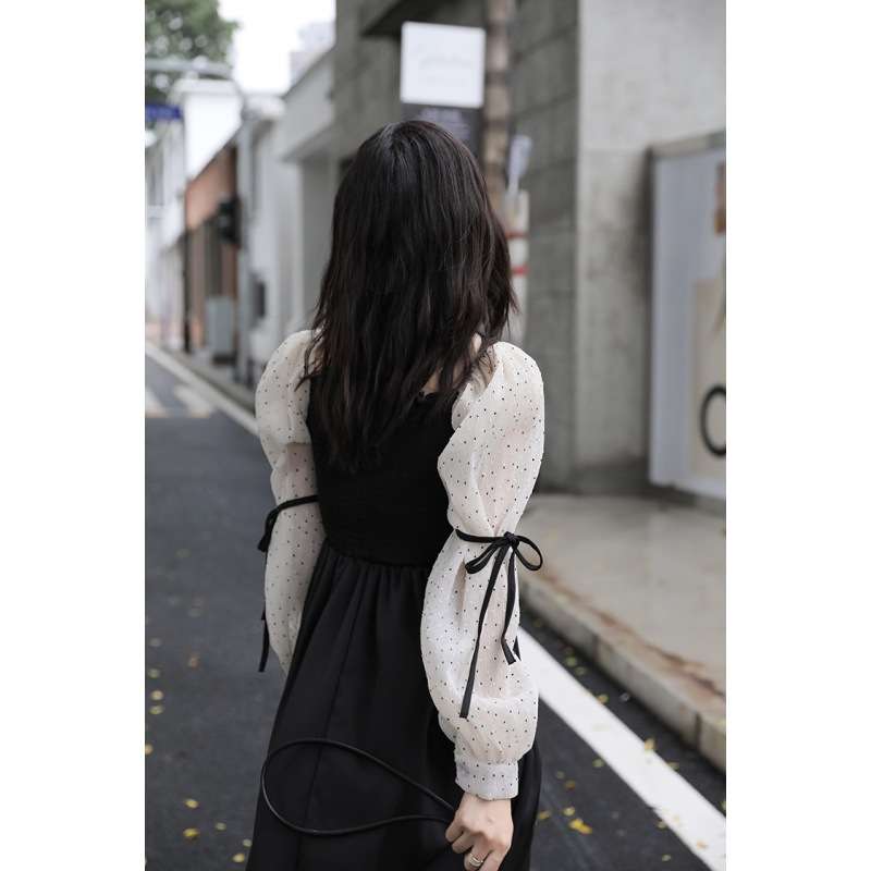 大人かわいい服 ドットシアー袖のスクエアネックワンピース