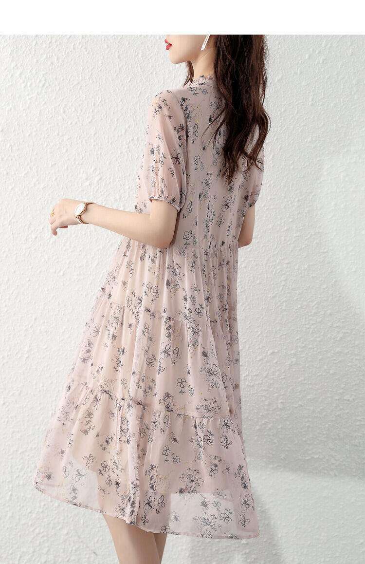 大人かわいい服 繊細花柄のティアードワンピース