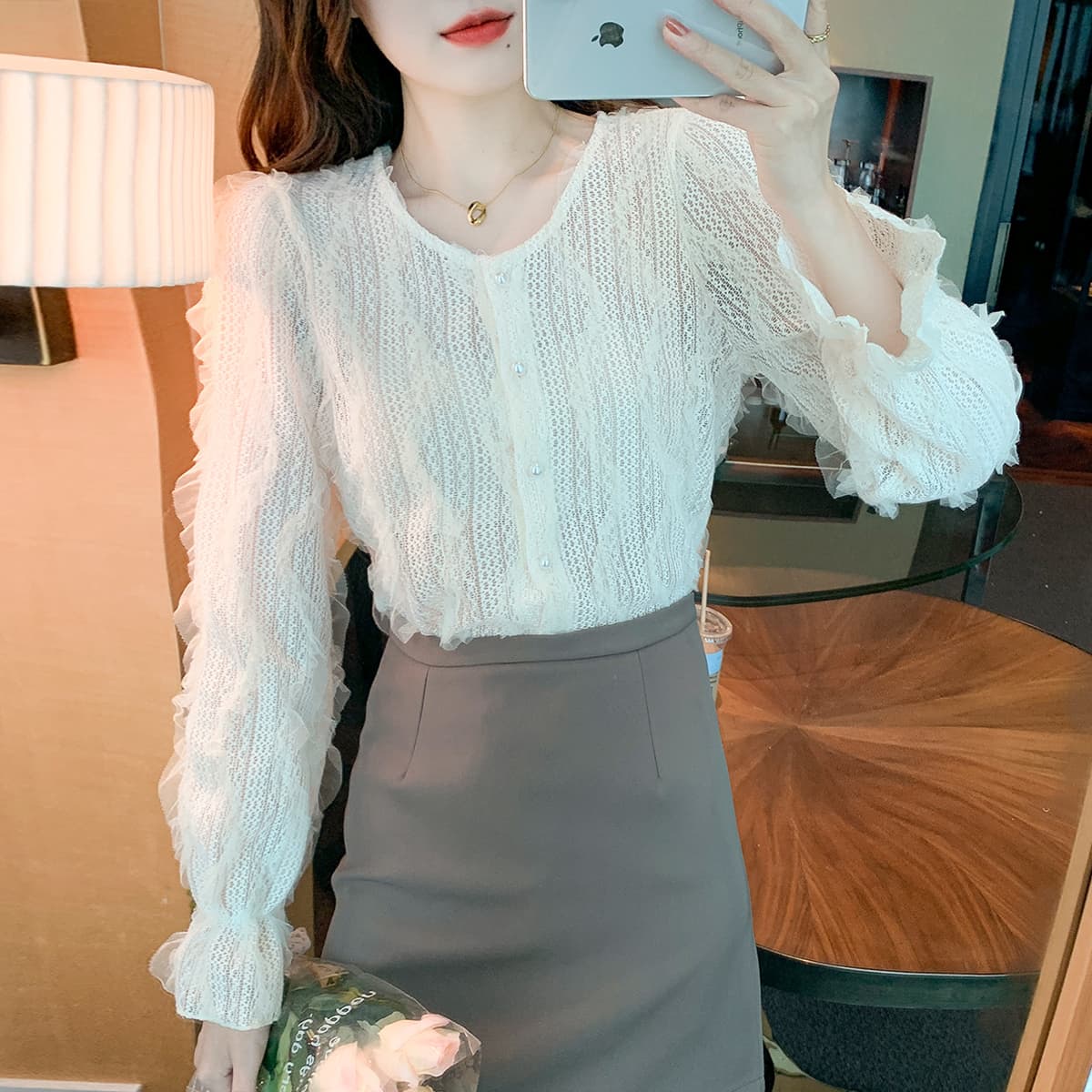 大人かわいい服 レース編みふんわり袖ブラウス