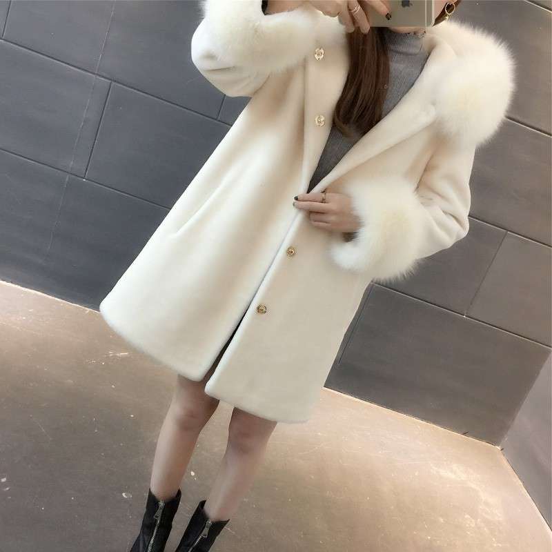 大人かわいい服 ふわもこファー襟の上品ロングコート