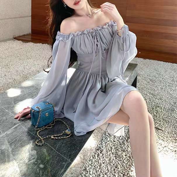 大人かわいい服 フリル×シアーのオフショルワンピース