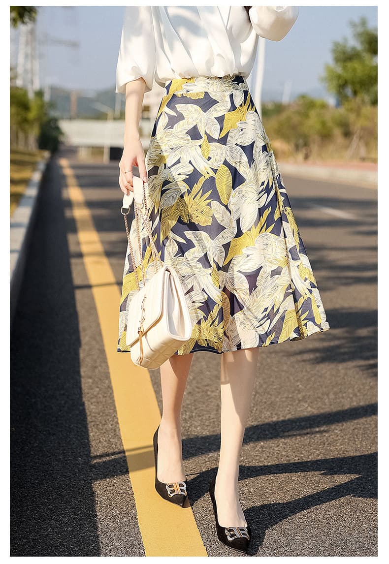 大人かわいい服 光沢感リーフプリーツミディ丈スカート