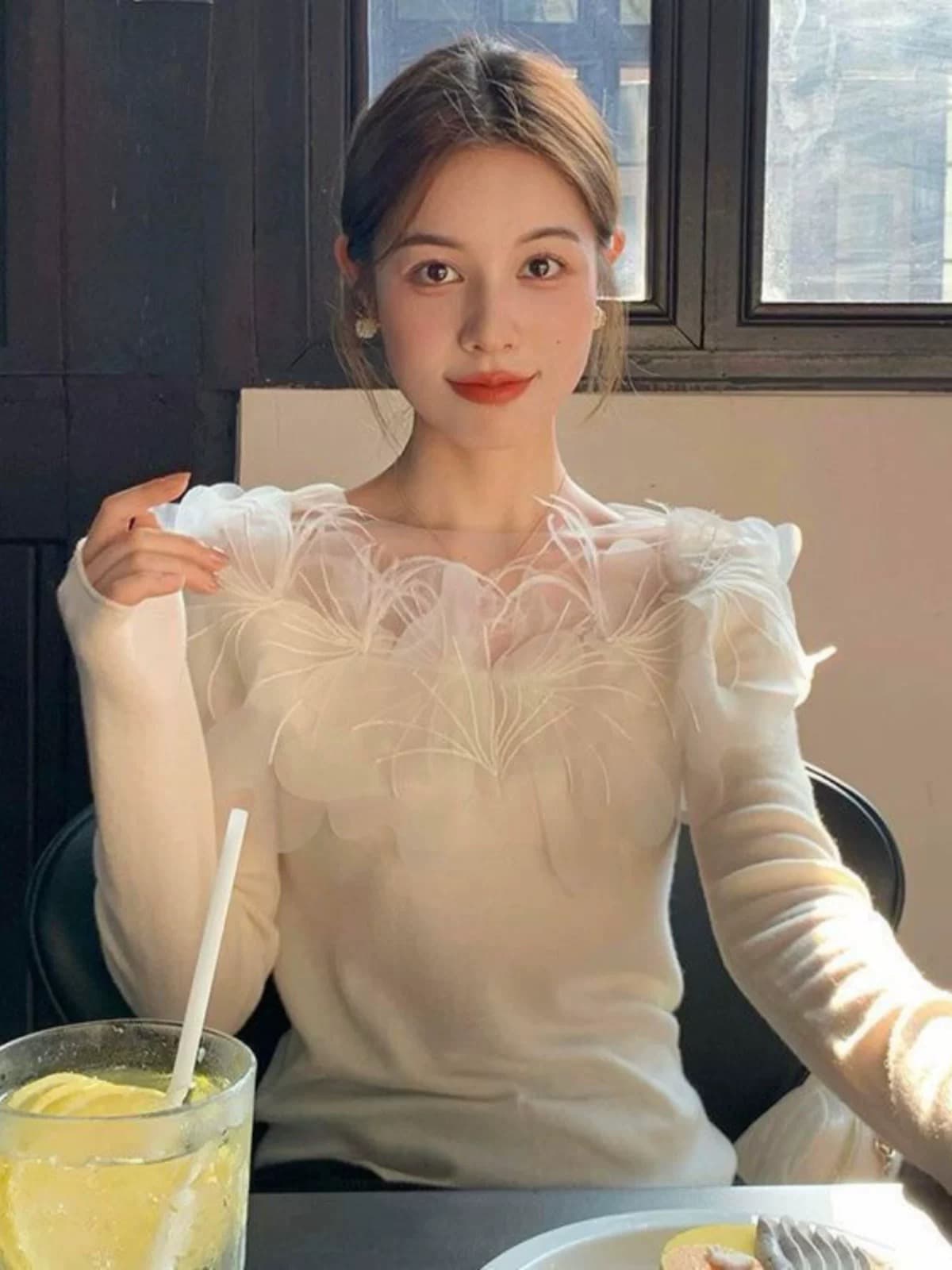 大人かわいい服 オーガンジーフリル付き透け感ニット