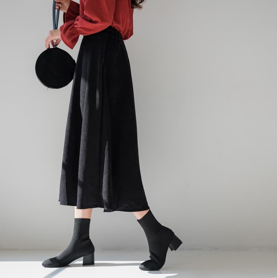 大人かわいい服 光沢素材のエレガントフレアロングスカート