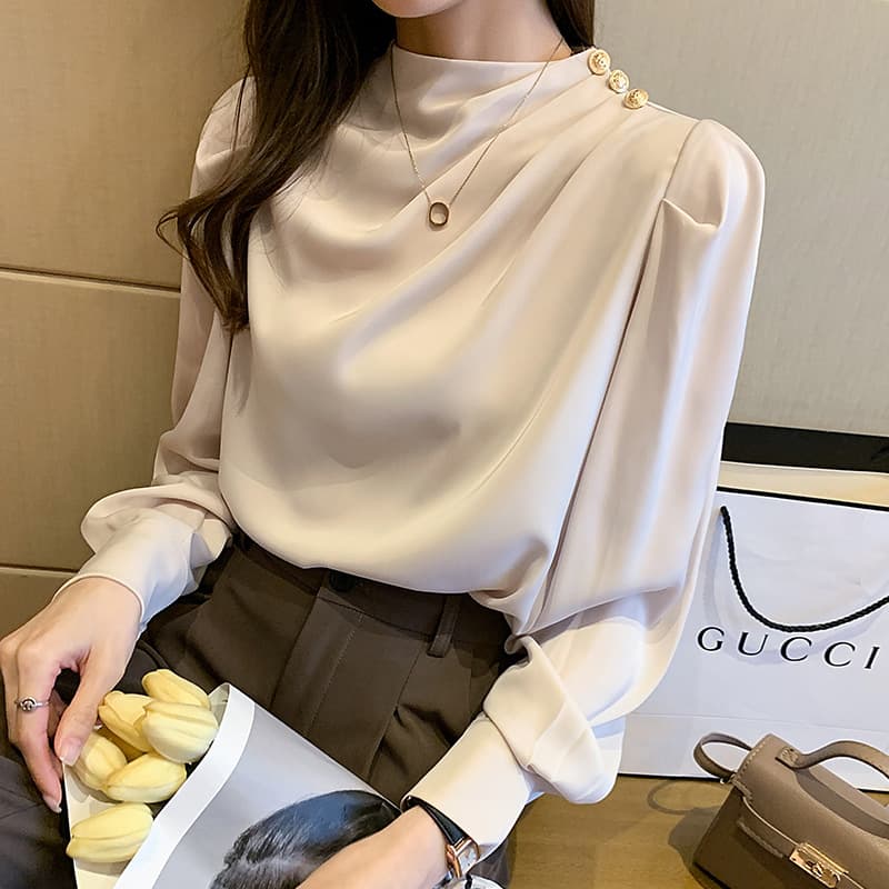 大人かわいい服 ボタンビジュー付きハイネックボリューム袖ブラウス