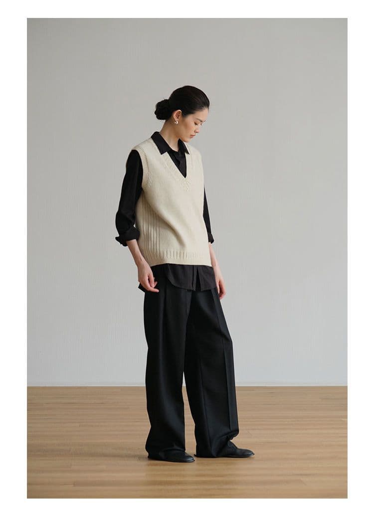 大人かわいい服 深めブイネックニットベスト