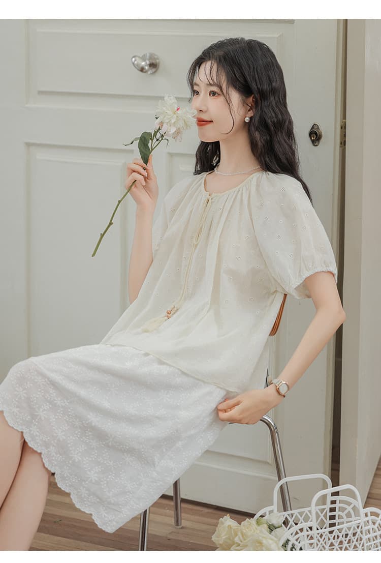 大人かわいい服 しわ加工ふんわり袖タッセル付きブラウス