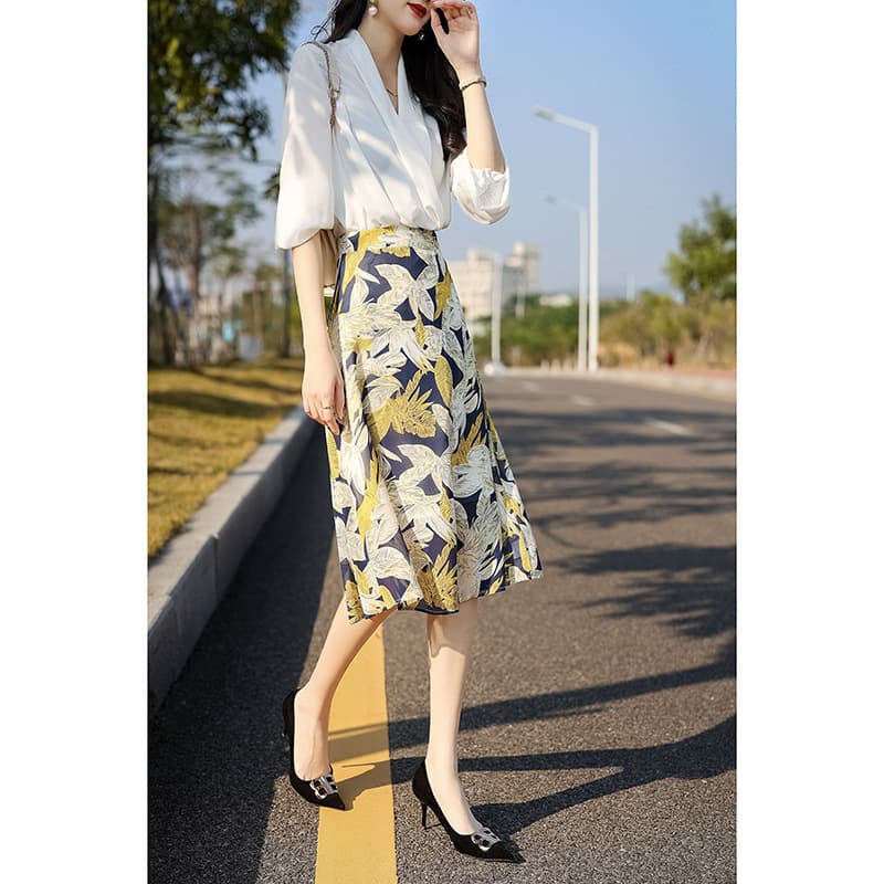 大人かわいい服 光沢感リーフプリーツミディ丈スカート