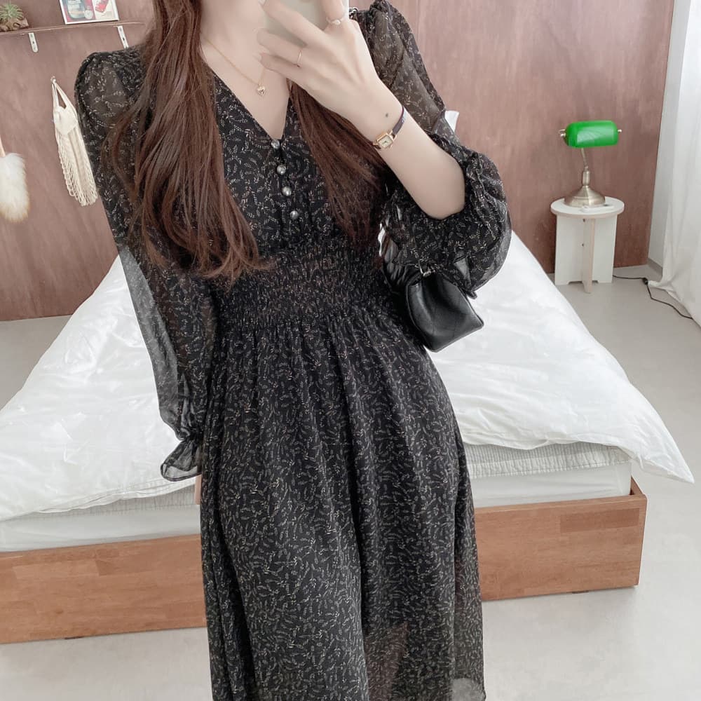 大人かわいい服 シャーリングレースワンピース