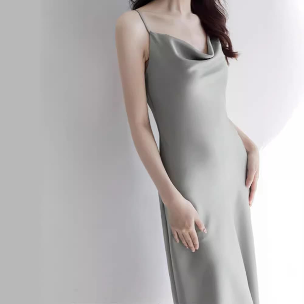 大人かわいい服 艶やかシルエットスリップワンピース