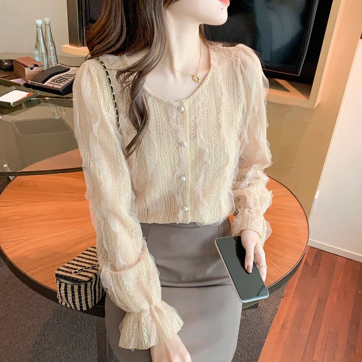 大人かわいい服 レース編みふんわり袖ブラウス