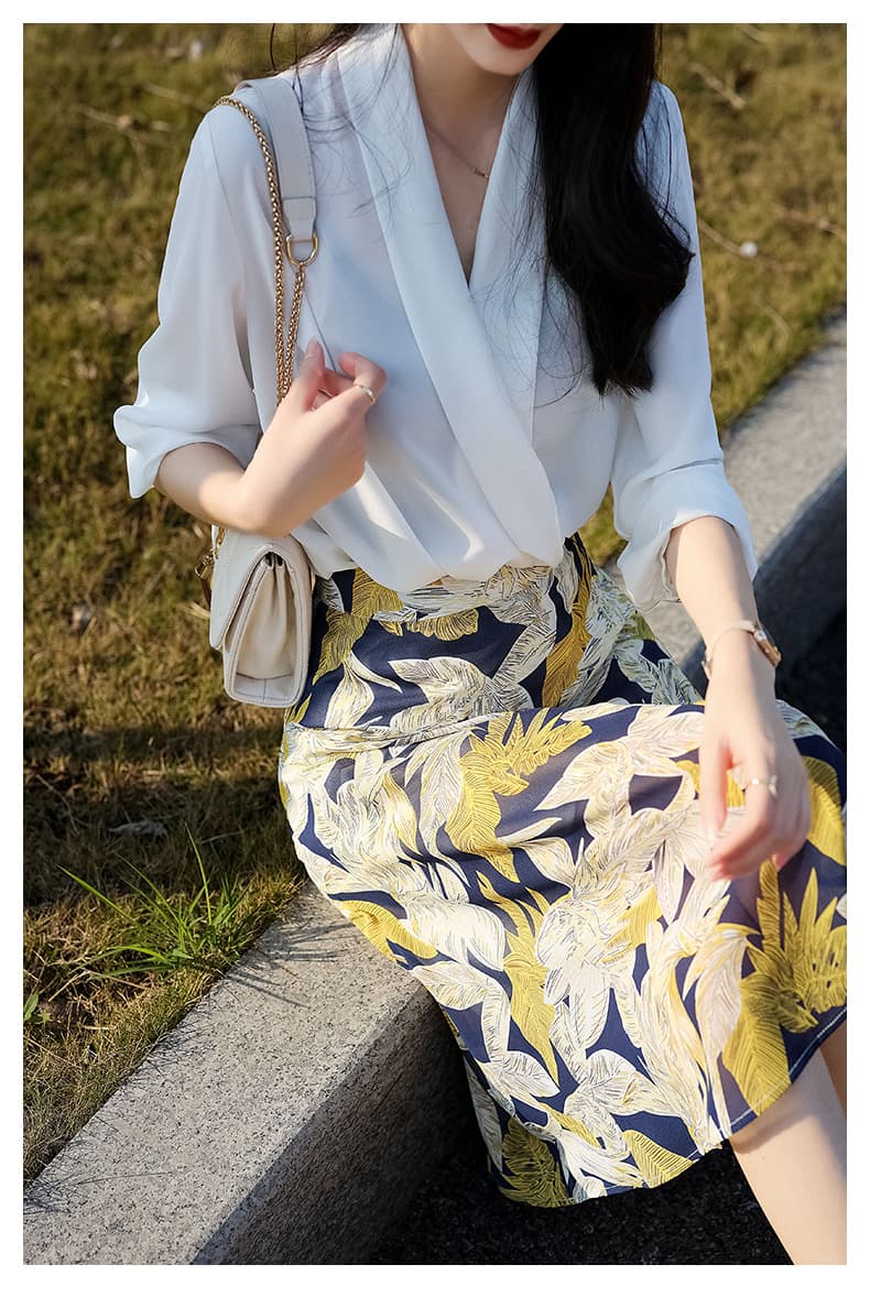 大人かわいい服 光沢感リーフプリーツミディ丈スカート