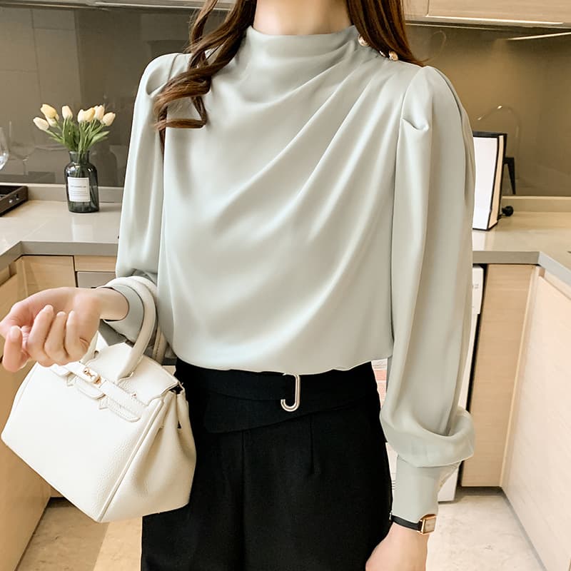 大人かわいい服 ボタンビジュー付きハイネックボリューム袖ブラウス
