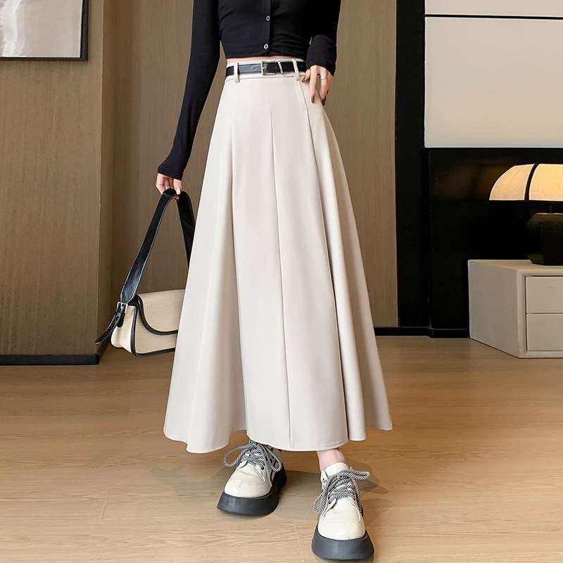 大人かわいい服 プリーツフレアスカート