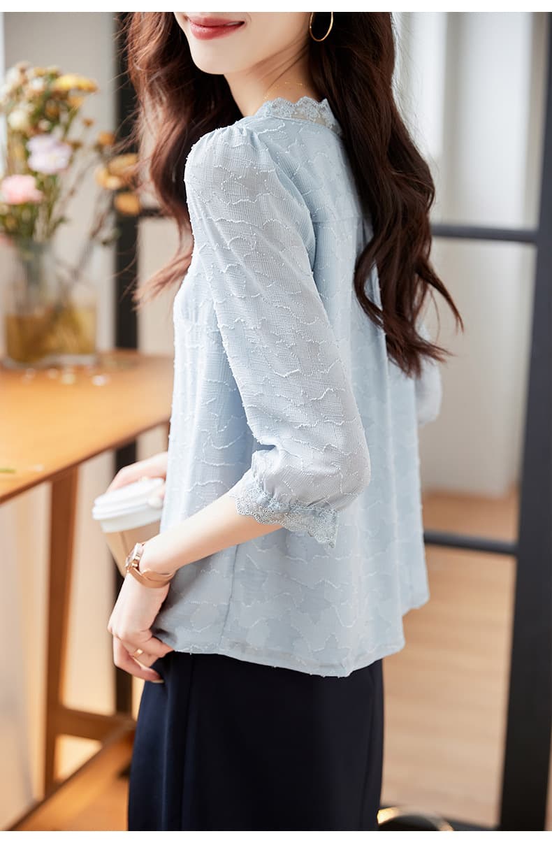 大人かわいい服 レース縁取り幾何学模様ブラウス