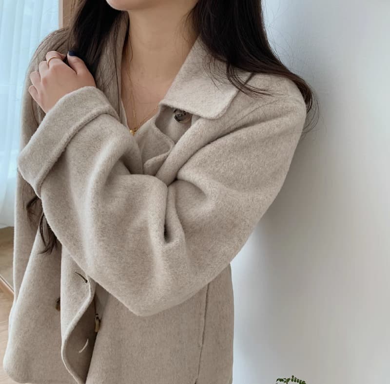大人かわいい服 ふんわり袖ダブルボタンウール風ショートコート