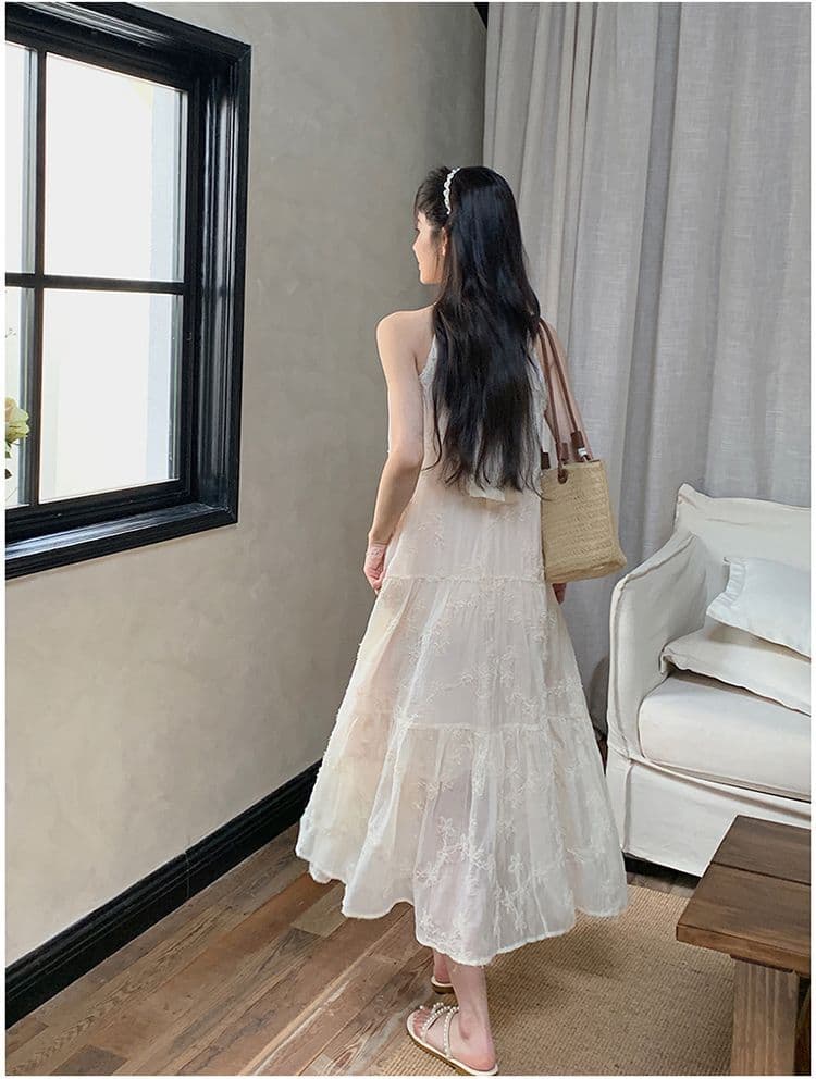 大人かわいい服 ホルターネック刺繍ティアードワンピース