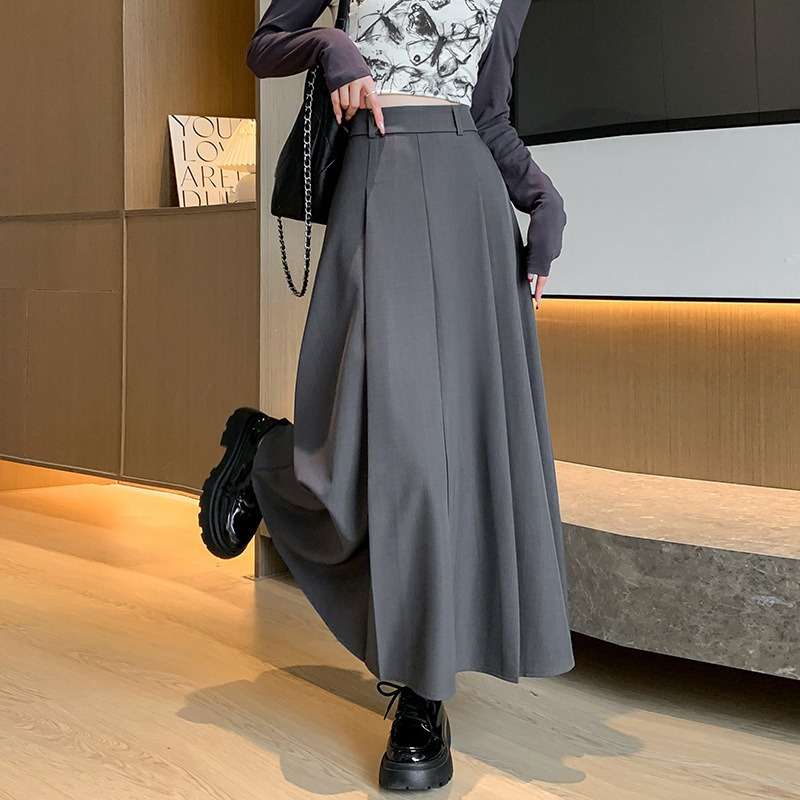 大人かわいい服 プリーツフレアスカート