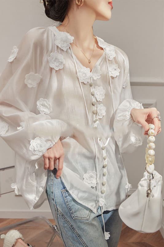 大人かわいい服 花びらあしらい シアーブラウス