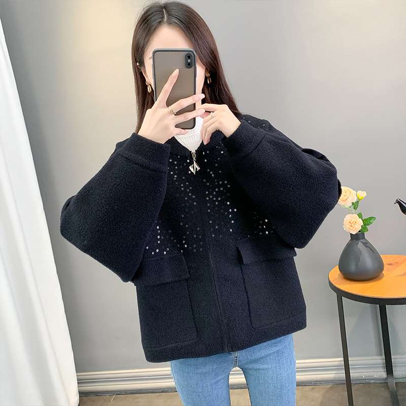 大人かわいい服 スパンコール装飾ブルゾン