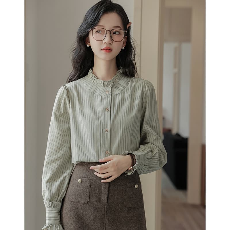 大人かわいい服 フリルカラー シャーリングストライプブラウス