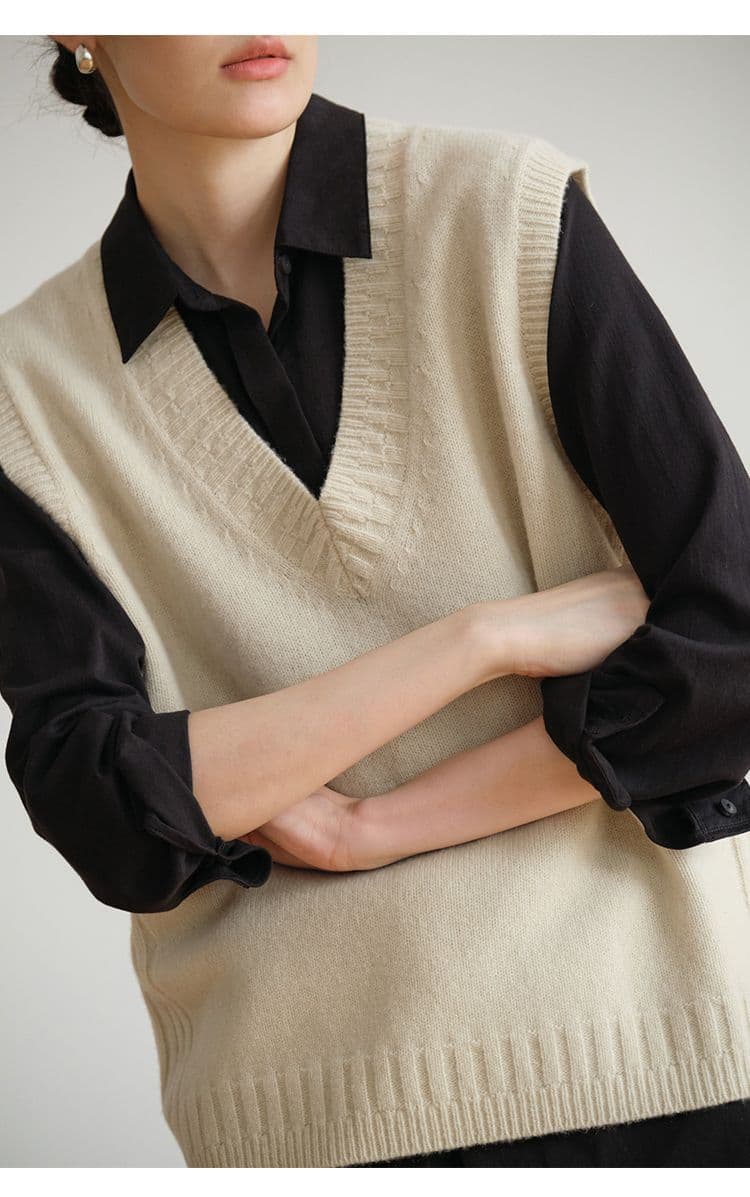 大人かわいい服 深めブイネックニットベスト