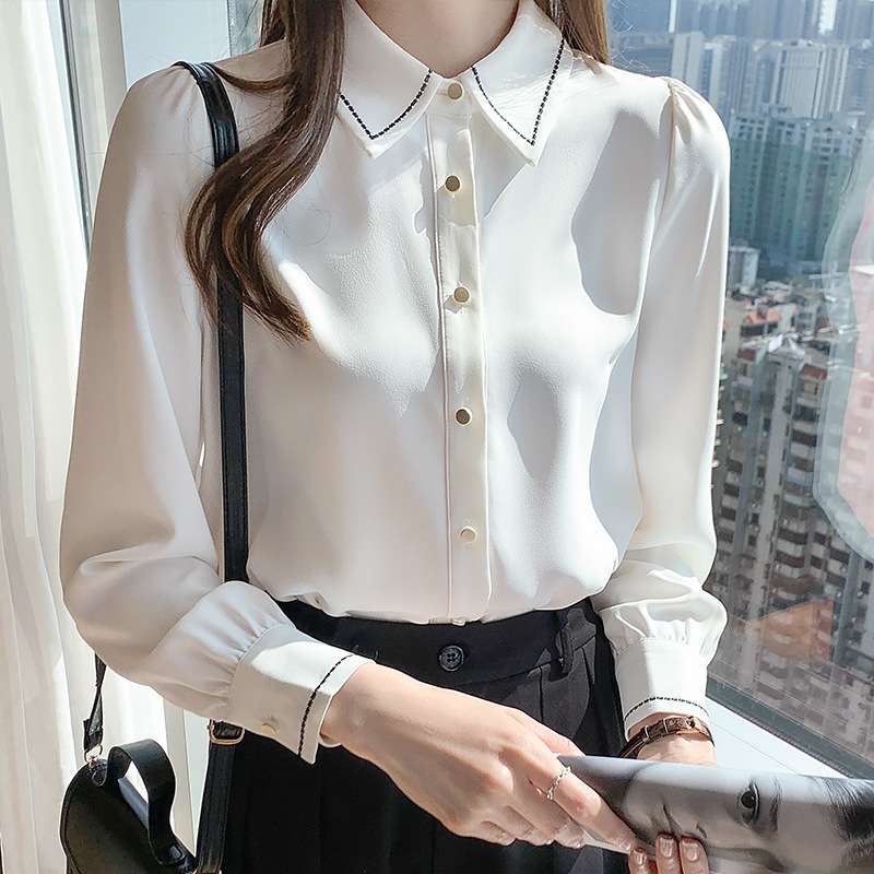 大人かわいい服 しなやか素材のフェミニンシャツトップス