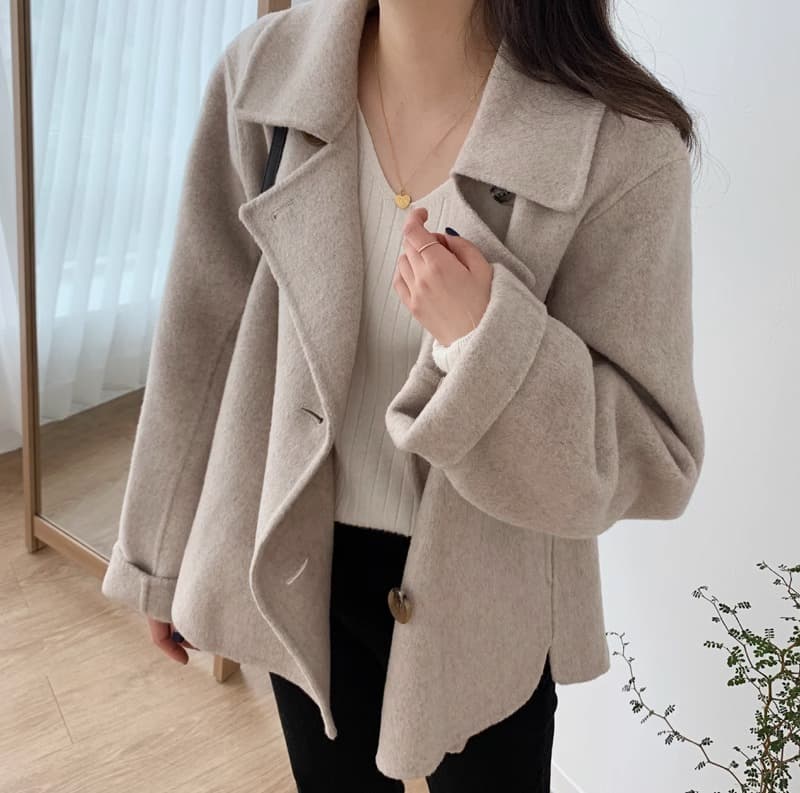 大人かわいい服 ふんわり袖ダブルボタンウール風ショートコート